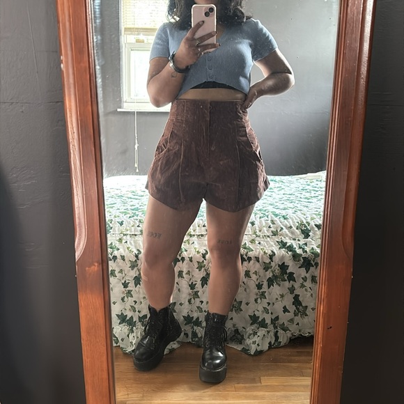 Pleated Corduroy Shorts - Picture 4 of 5